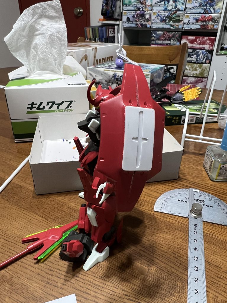 キットのシールドを真ん中で割り、左右の幅が広い方を繋いで大型化しています。