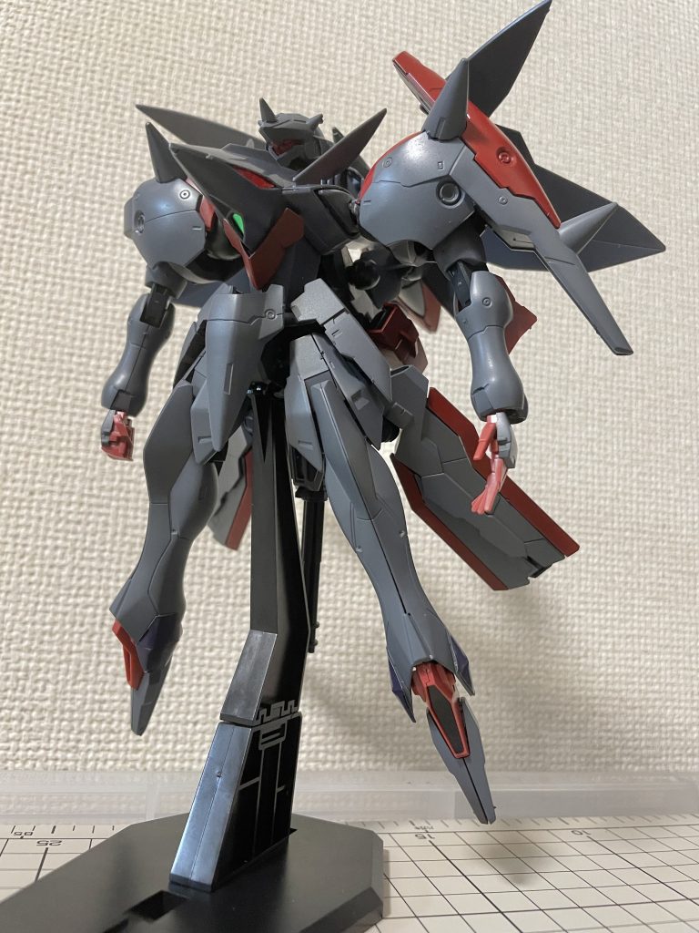 斜め下からのアングル。個人的にゼダスの胴体のデザインがすごく好きで、もしかしたらガラッゾに合うんじゃないかと思ってやってみたら中々良い感じにマッチしました!😆