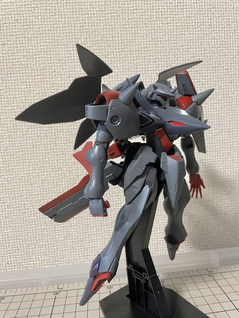 横からのアングル。実はこれが本家なんじゃないかってくらい個人的には違和感なくて作った後にアニメで本家ガラッゾやガデッサを見た時、本来の姿の方に違和感を感じてしまうほどです。ガデッサやガッデスも同じようにいつかはやろうと思ってます。ただ基本面倒くさがりなのでいつやるかは不透明です...😅見てくれてありがとうございました!