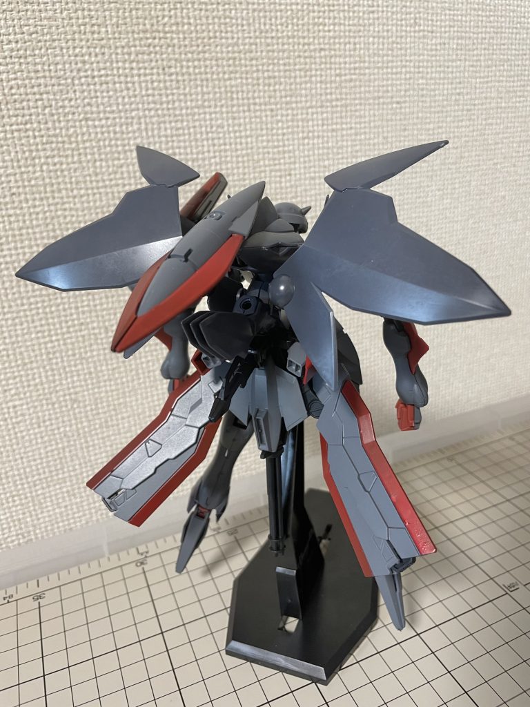 後ろから撮影。翼?みたいのものもゼダスからそのまま使ってます。ちょっと下半身が寂しかったのでHGアストレイブルーフレームのタクティカルアームズを取り付けました。マウント時はバランサーや機動性を上げることができ、使用時は本家同様に大剣にします。ただ腰にくっつける際のパーツの干渉の関係で、少々パーツをとっぱらっている為、地面に固定して使う形態には変形させることができません...。