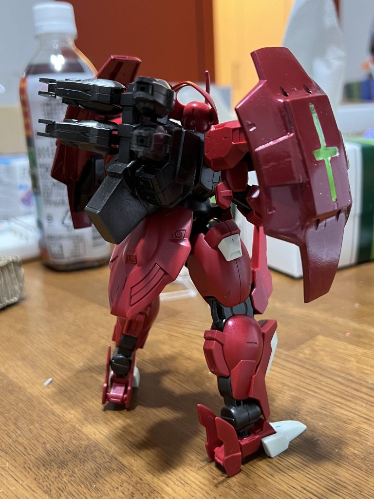 バックパックはスラスターとビットを2段重ねにして、隙間をランナープラ板でカバー。バックパック下部の出っ張りもランナープラ板で箱組みしました。