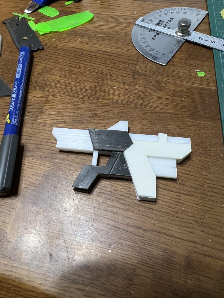 武器はプラ板とプラ棒でスクラッチ。