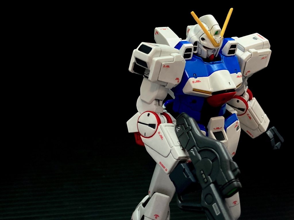 本キットの難所、肘関節。成形色がグレーのランナーのパーツで構成されますが、アニメの設定的には白。説明書の完成見本も当たり前のような顔をして白というハード仕様。関節パーツはただでさえパーツ同士の干渉で剥げやすいので、クリアランス確保とかしっかりしてから白サフ→白塗装でなんとかそれらしくなりました。考えようによっては最高にプラモしてます。