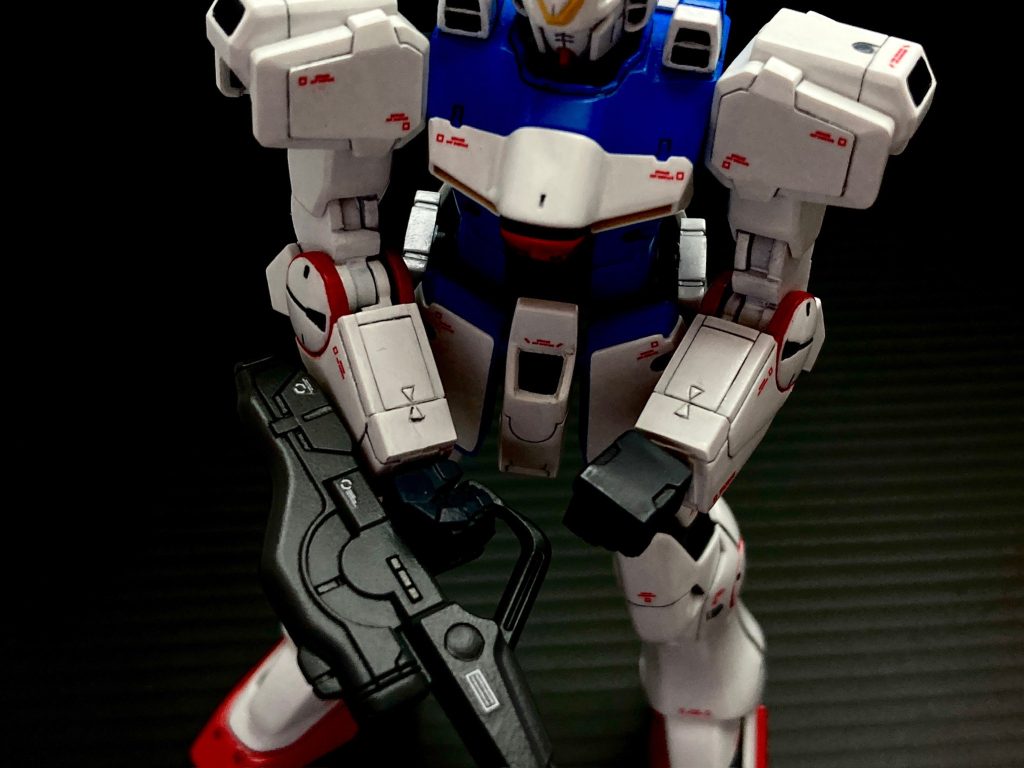 本キットの難所その2、前腕部の合わせ目消し。合わせ目が少ないキットなんですが前腕部の一部に合わせ目がありまして、一辺1mm程度の小さい三角が二つ相対して並んでますが、この下側の三角に合わせ目を見た時には軽い目眩を覚えました。左手は上手に処理出来たと思います、右手は普段はビームライフル持って隠れる場所なので良しとする。