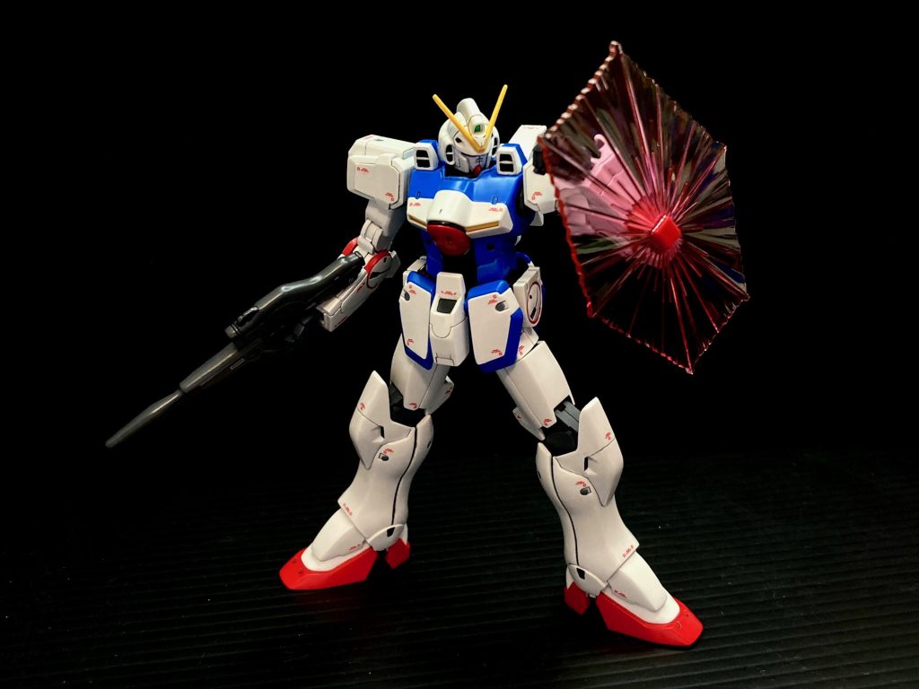 レッツビームシールド!ビーム兵器も防げるけど、ビームサーベルをコイツで受け止める事は熟練のパイロットは避けるらしい、ビームサーベル同士の鍔迫り合いもそうなんですが、ビーム同士の干渉で飛び散る粒子でコックピットがやられちゃうからとの事。あとは夜間とか宇宙空間で超目立つというのもデメリット。でも取り回しも良いし防御力は言わずもがなだし、従来のシールドよりも総合的に全然有利だけど、その設定を反映したゲーム作品に僕はまだ出会えていません。