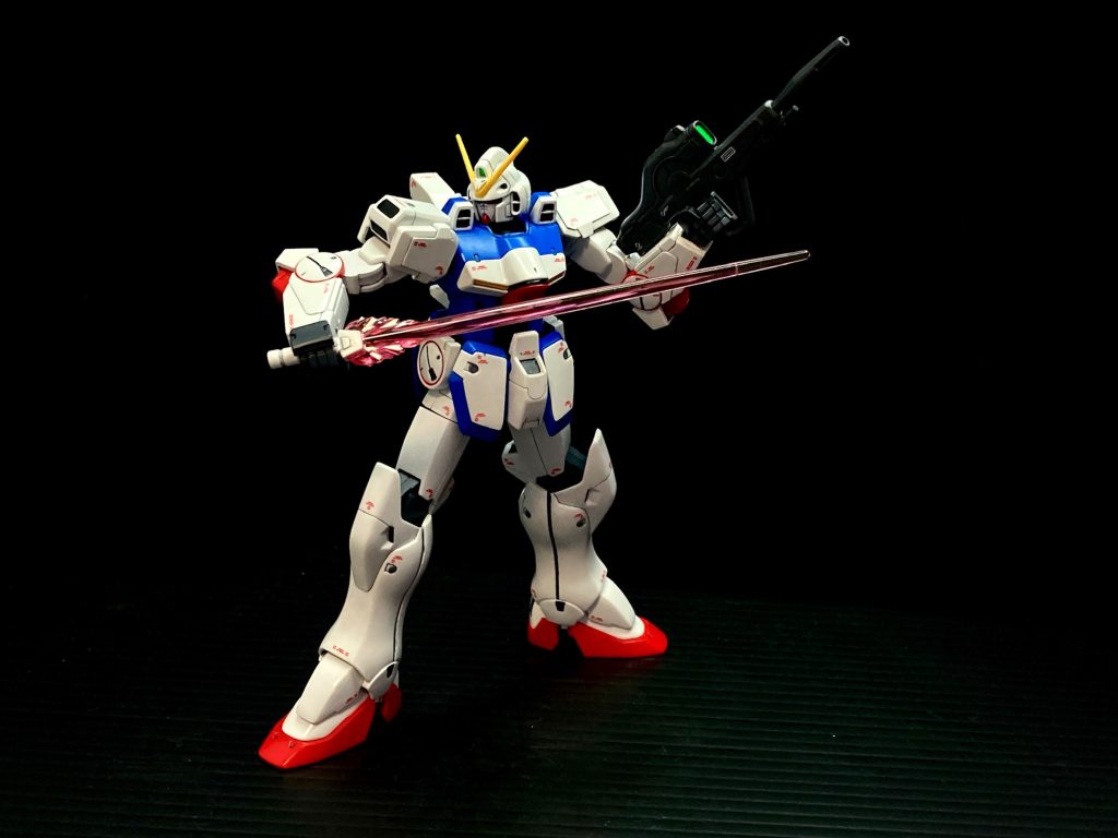 レッツビームサーベル!扇状のエフェクトもついていたり、色々とビーム兵器の進歩が見られるVガン作品のプラモですが、こっちの通常エフェクトも付け根の部分が余剰出力っぽく勢い付いた感じになってます。アニメ本編ではこんな形状の印象が無いんですが、もう一回注意深く観察してみようかなと思います。