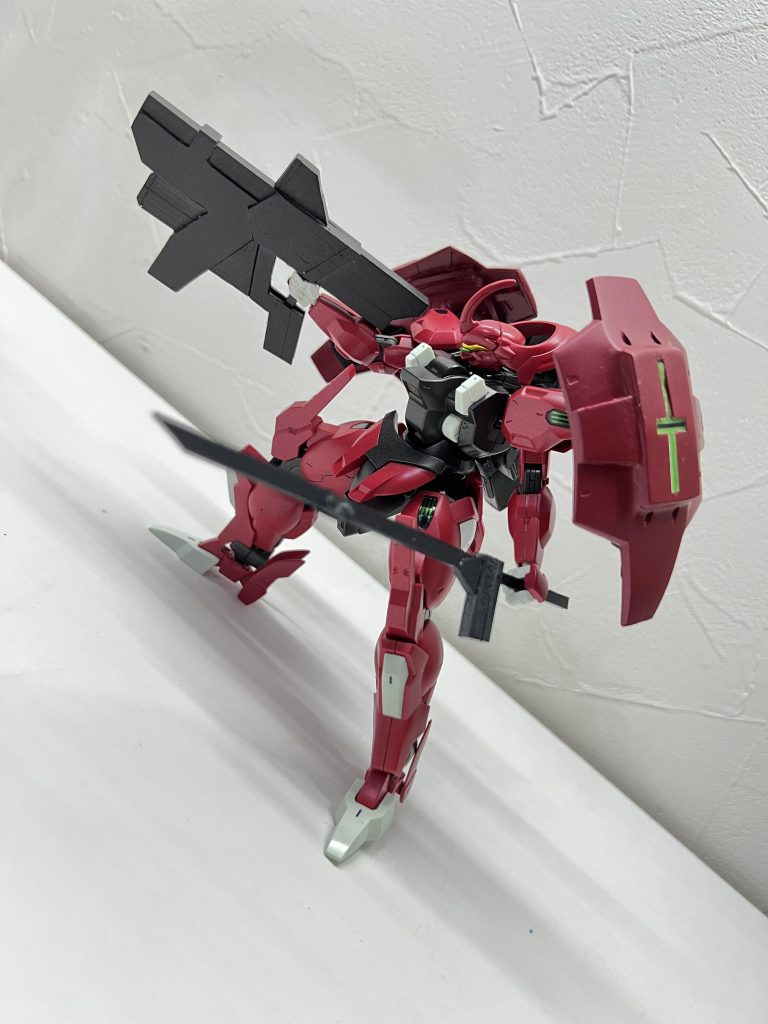 シールドを2分割して貼り合わせ大型化、バックパックも2体分のパーツを繋ぎ合わせて足りない部分をプラ板で製作。特徴的な武器はプラ板とプラ棒で製作しました。