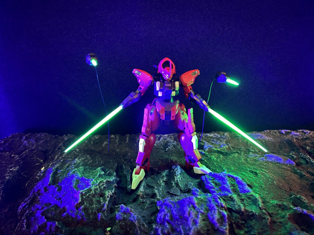 劇中再現。武器もシールドも失った後のシーンなのでビットしか追加要素ないですが、ビットアームも4機搭載でUVライトで光るクリアランナーを削って、短いサーベルも製作。