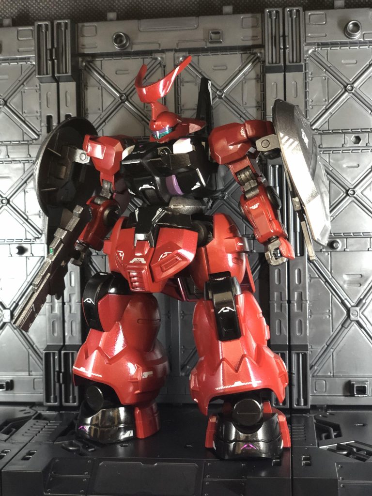 色以外は作例通りのつもりで作りましたが、肩シールドだけは好みの問題で位置を下げました。付属シールに透明蛍光塗料を塗っています。デカールは水星の魔女公式。