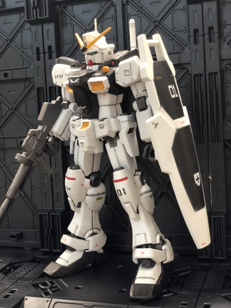 デカールはあちこちからの寄せ集め。水星の魔女公式くらいの分量を目標に貼ってみました。顔周辺は好みの問題であまり墨入れせず。