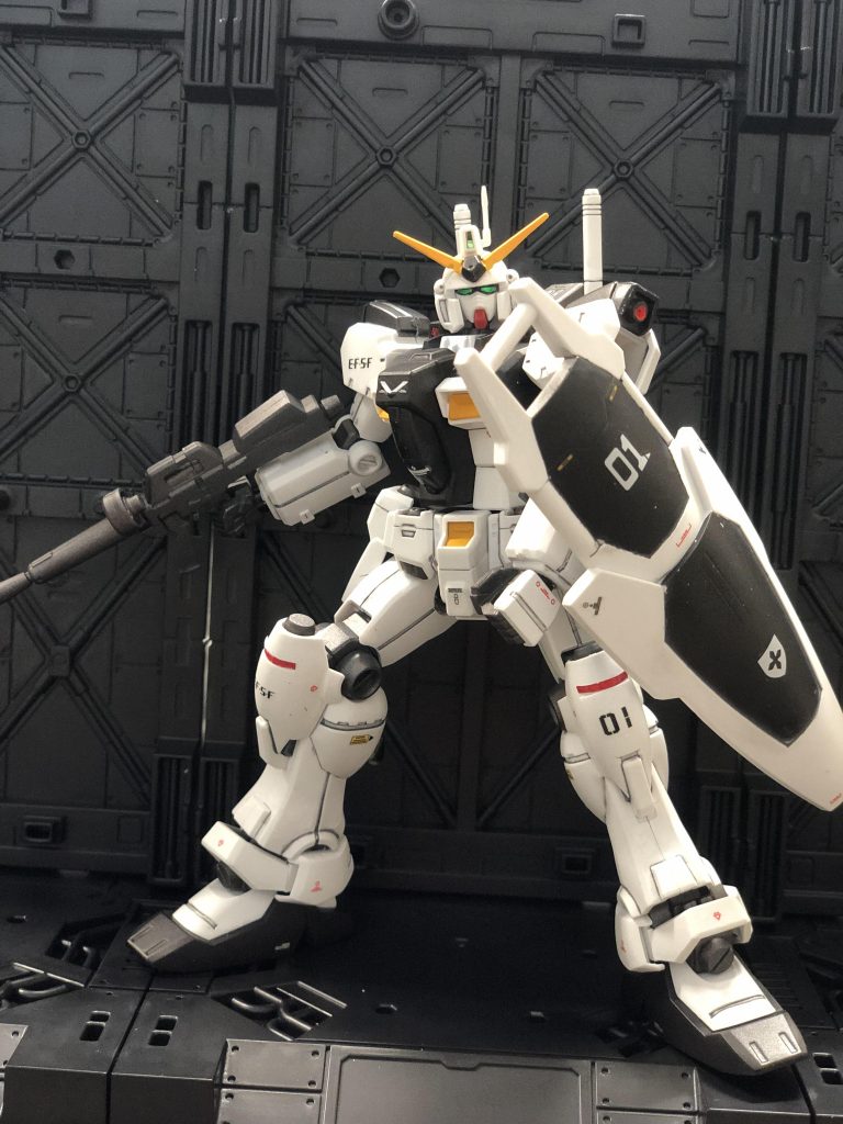 取扱説明書のポーズを真似して撮影するのが常なのですが、あまり格好良くないので何となくポージングさせました。可動範囲も狭く、時代を感じます。