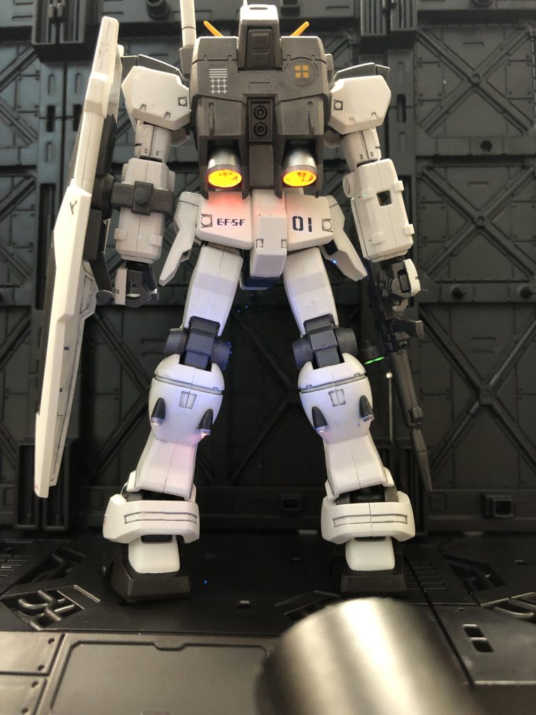 基本はアクリジョンなのですが、バーニアだけ水性ホビーの新しいシルバー試してみました。エアブラシならではかもしれませんが、シルバーがツヤツヤで結構感動しました。これは第三弾の練習ネタに使うことに。バーニア内部はアクリジョンの蛍光レッドですが、スコープはダイソーのUVに反応するシールです。肝心の艶消しトップコートは水性ホビーで。近場のヤマダにアクリジョン置いて欲しい…。第三弾は多分投稿しませんが、次は第四弾にて。最後までお読みいただきありがとうございました。