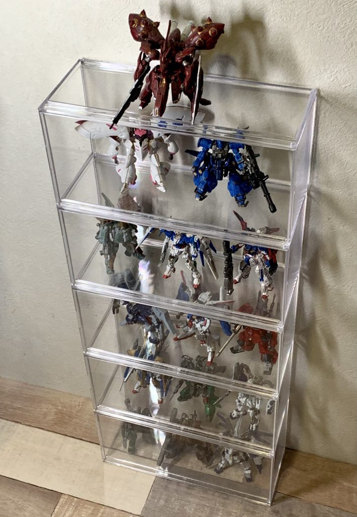 上から見たところ。ケースはセリアの「横開きディスプレイケース ワイド」を使用しています。1個110円なのでお財布にも優しいです。