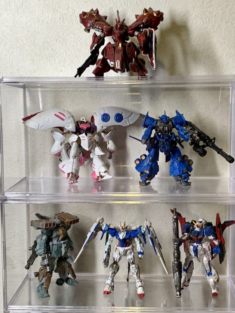 上半分。ナイチンゲールがいかにもラスボスっぽく屋上に鎮座していますが、実はこれだけ、大き過ぎてケース内に入らないのです。