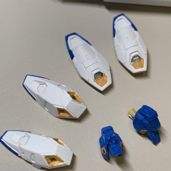 〜 少しでも達人様たちに追いつきたくて 〜アーティファクト Zガンダム製作中。達人様たちの凄まじい塗り分けに驚嘆しながらも、何とか少しでも近づけたらとアリエッティ…ならぬアリッタケの力を振り絞って塗りました。まだまだ先は長そうです。コンテスト期間中に完成すれば良いのだけど。（2枚目）