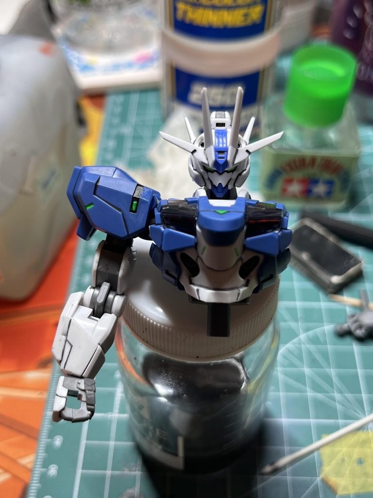 肩関節はTwitterで見かけた普通のエアリアルのものに変更して、少し高めになるようにしています。いかり肩になってかっこいい。