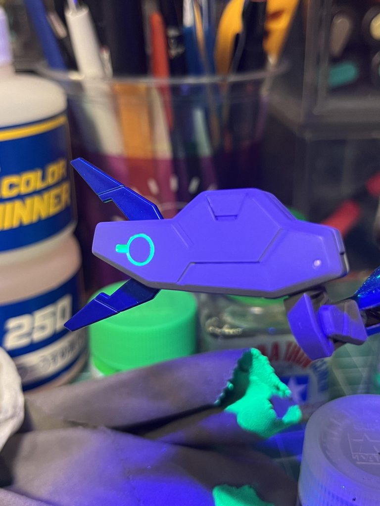 蛍光エナメルを使用してスミ入れ的なこともやりました。