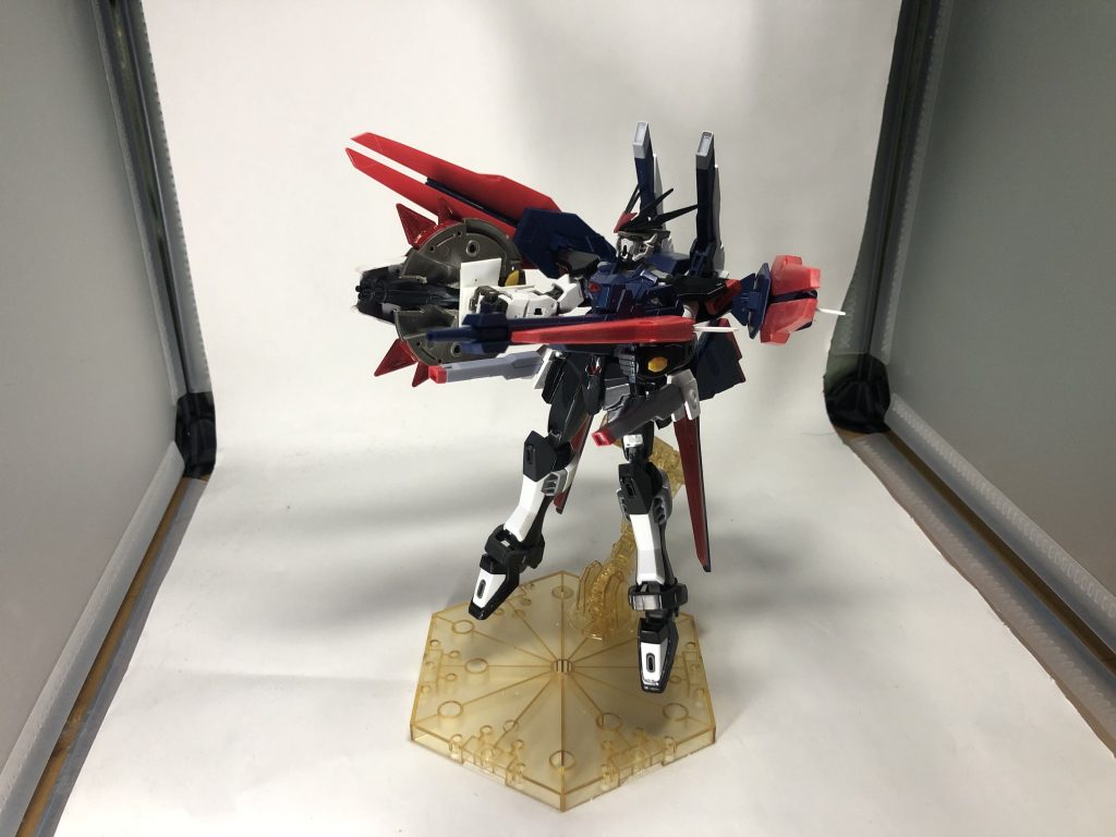 追加装備3:腰部レール砲腰部左右に追加されたレール砲。ηの開発段階では、後方に展開されるスラスターが小型になる予定だったが、他装備による重量増加が原因となり大型化された。そのおかげか、空戦能力が追加された。追加装備4:背部ビームキャノンバックパックに装備している2門のビームキャノン。縦方向に射角が自由に変更可能で、敵機の不意をつくなど用途は多岐にわたる。追加装備5:ドラグーンバックパックとビームライフルに装備しているオールレンジ兵器。敵機を足止めする時や多勢を相手する時に使用する。もちろん、全砲口を前面に向けることでフルバーストを可能としている