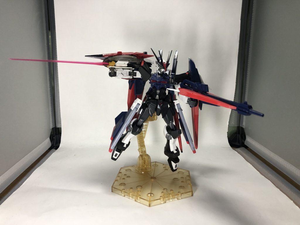 追加装備1:大型複合兵装「マソレリック」ビーム・実弾共に高い防御力を誇る大型のシールド。だが、この兵装は防御以外に攻撃も担えるように開発されていて、両端にガトリング砲とビームサーベルが内蔵されている。また、開発者は意図した訳では無いが、ビームサーベル側が尖ってることから打突武装としても使用可能である。追加装備2:ロングビームライフル長距離射撃に特化させたビームライフル。両側に2基のオールレンジ兵器を装備しており、モードチェンジにより、3連装のビーム砲としても使用可能である。