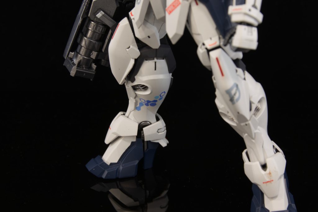 基本的に付属のデカールを最小数貼り付けていますが、ふくらはぎだけアクセントでヘックス迷彩デカールを貼り付けています。