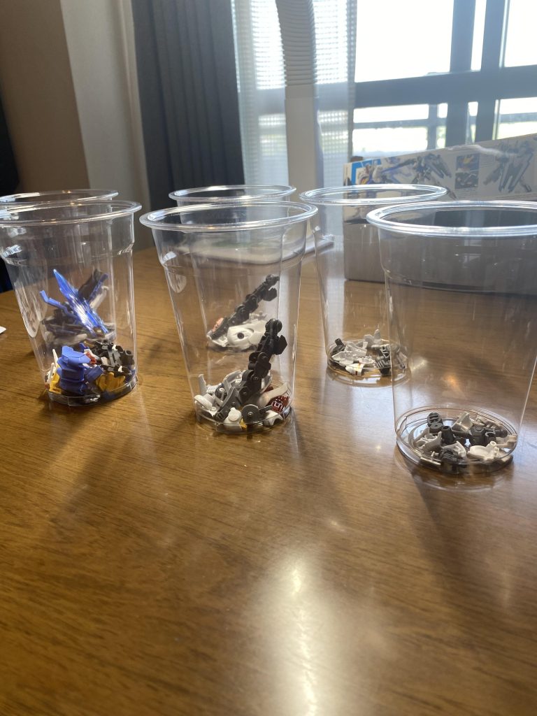 仮組してから、塗装のために部位ごとにコップに入れて分けて始めました。