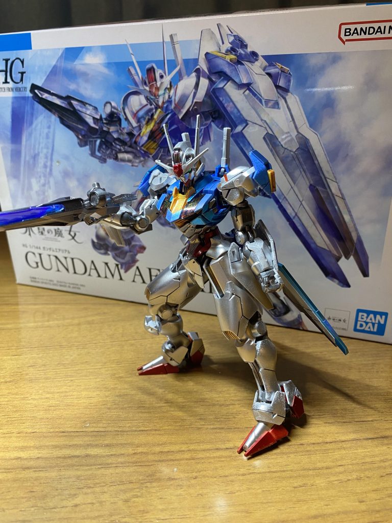 箱パッケージに近くなるよう白部分はシルバー、他もメタリック系でまとめました。