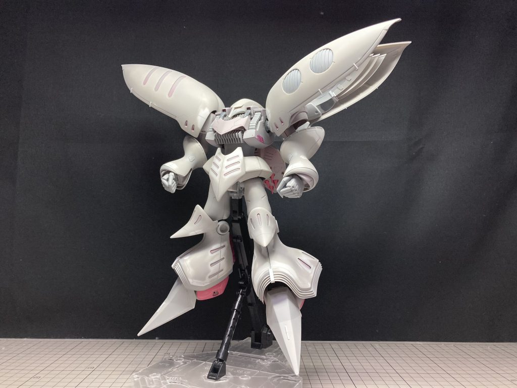 塗装前全身にスジボリと段落ち加工を施し情報量を追加部分的にプラ板を貼っている他にも足首周りの積層ディテールの追加股関節の置き換え足首の軸位置の変更握り拳の作成等、全身に手を加えている