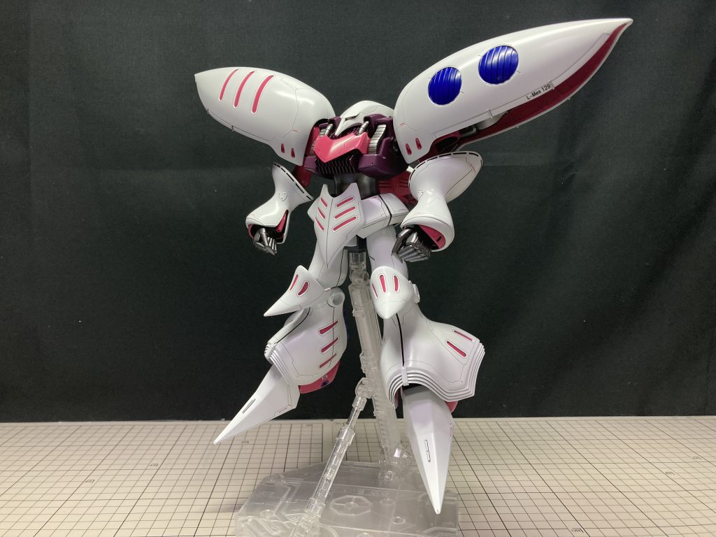 塗装後デカールは全て段差消しを行い、メインにラッカー、細かい部分には水性塗料でキッチリ塗り分け白の部分へのパールコートは色味が暖色寄りになってしまい、本編のイメージの寒色よりのホワイトカラーから離れてしまうため、今回は未使用つやありのイメージが強いキュベレイだが、これも本編を作りながら1から見返してみると案外そうでもない事が分かったので7~8分ほどのつや感にして適度なつや感に調整している