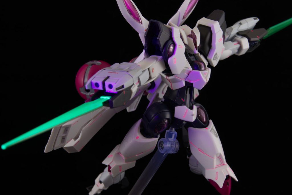 各所は蛍光塗料で塗装のため、ブラックライトで光ります。