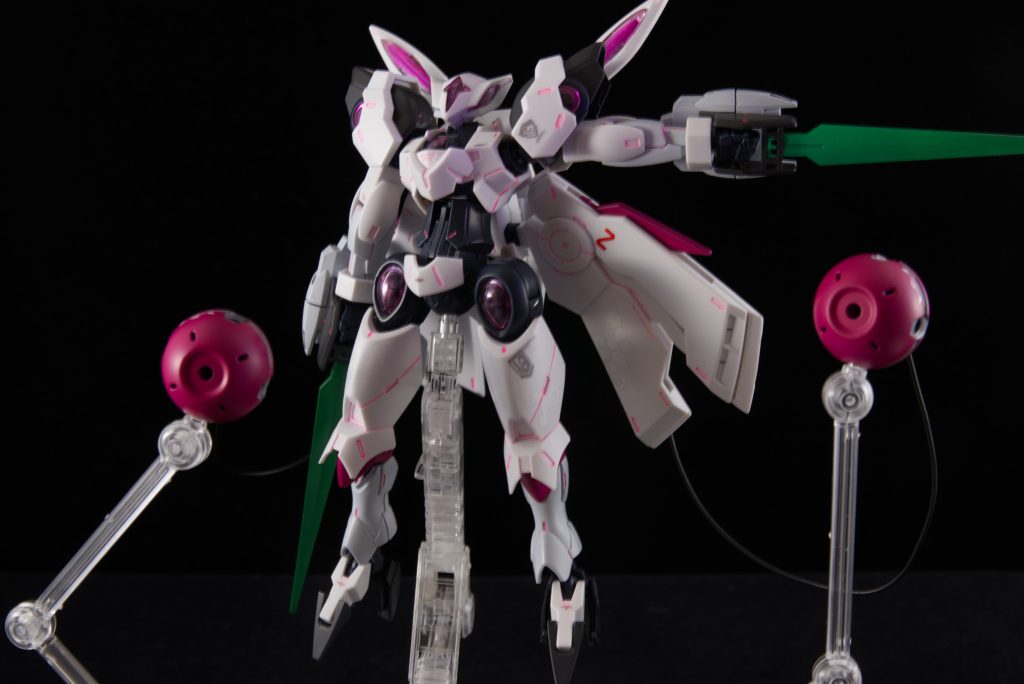 ノンキネティックポッド射出状態で設定としては、ノンキネティックポッドの実験機のため、ガンド技術も一部取り入れられており、ポッド使用時には全身が発光。そのため操縦者に大きな負担を与える(らしい)実験機のため「Nove (新星)」と名付けられた。(水星の魔女なので星関係の単語を使いたかった)