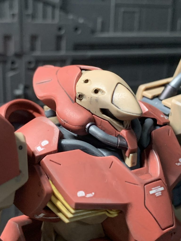 頭部バルカンは手芸用のパーツを使ってみました。1mm穴を開けて埋め込んでいます。