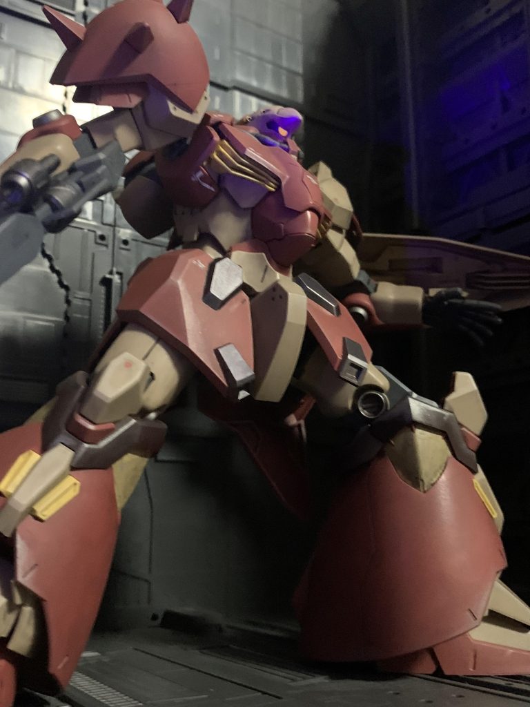 少し暗い場所でのモノアイ点灯で〆。カラーレシピ:関節部、ライフル等:ガンダムマーカーヘビーガンメタリック脚部一部分:ファレホサンドイエローご覧いただきありがとうございました。