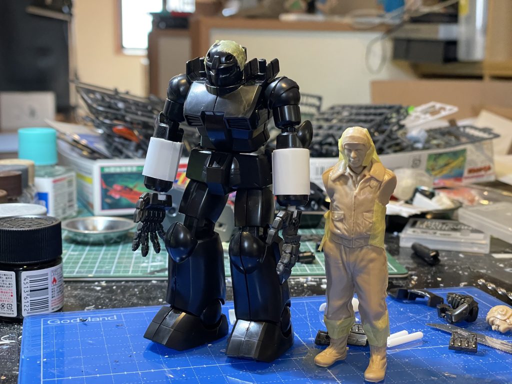 横のオジサンは,ハセガワのマシーネンクリーガーの1/20キットです.大体このガンキャノンは2.2mくらいかなぁ.