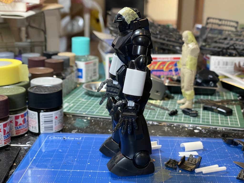 手はビルダーズパーツから持ってきました.大きい手が好みなので,1/100のジオン軍バージョン.胴体と脚は改造してません.