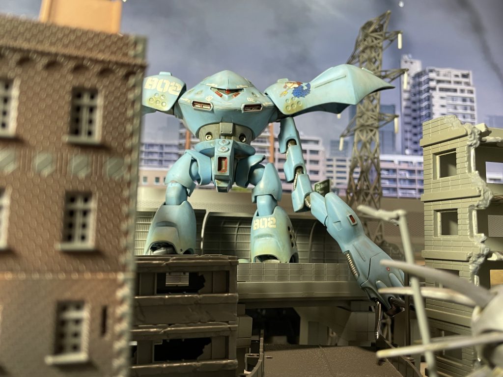 街を襲う侵略軍のロボット兵器。