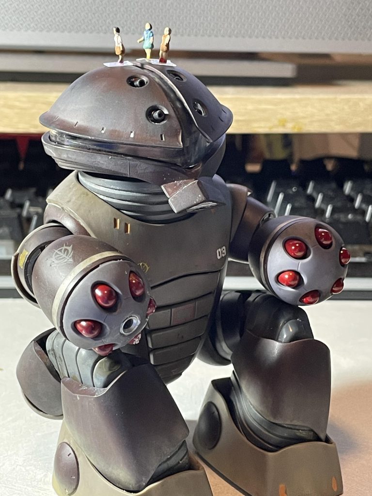 アッガイ は股間軸を伸ばして、体育座り可能に。