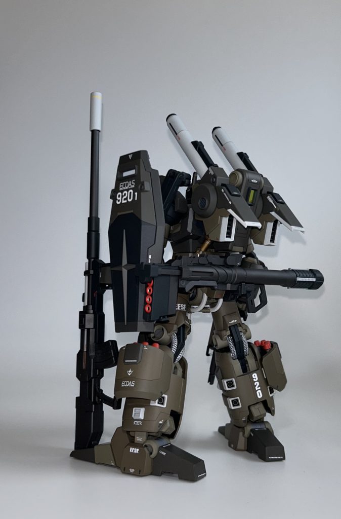 専用ビームカービン、対艦ライフル、ハイパーバズーカと左肩部に懸架したシールド裏にビームサーベル×2とファイアナッツ×4を装備しています。