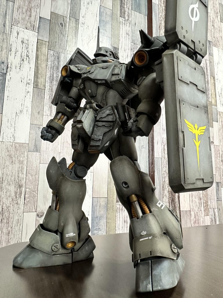 モノアイのLEDを消すとロボットというより兵士の様にも見えますね。