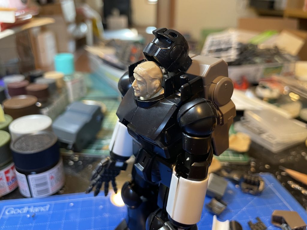 こちらのオジサンも,ハセガワのマシーネンクリーガーのキット.首の付け根にネオジム磁石を入れてキャノン本体とくっつくようにしています.キャノンの頭部にも磁石入れてます.