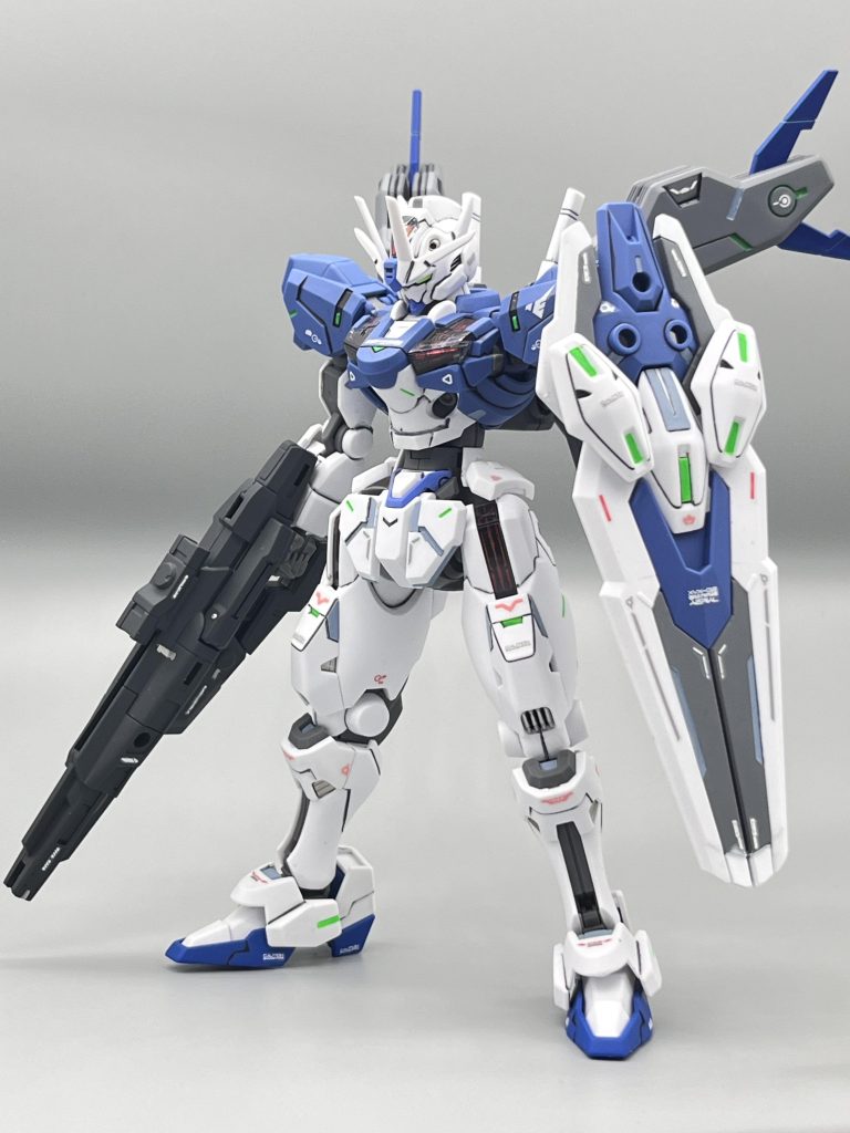 全体。今回は前に作ったエアリアルと変わって落ち着いた色合いで制作しました。パックバックもグレーにして背負い物感を出しました。