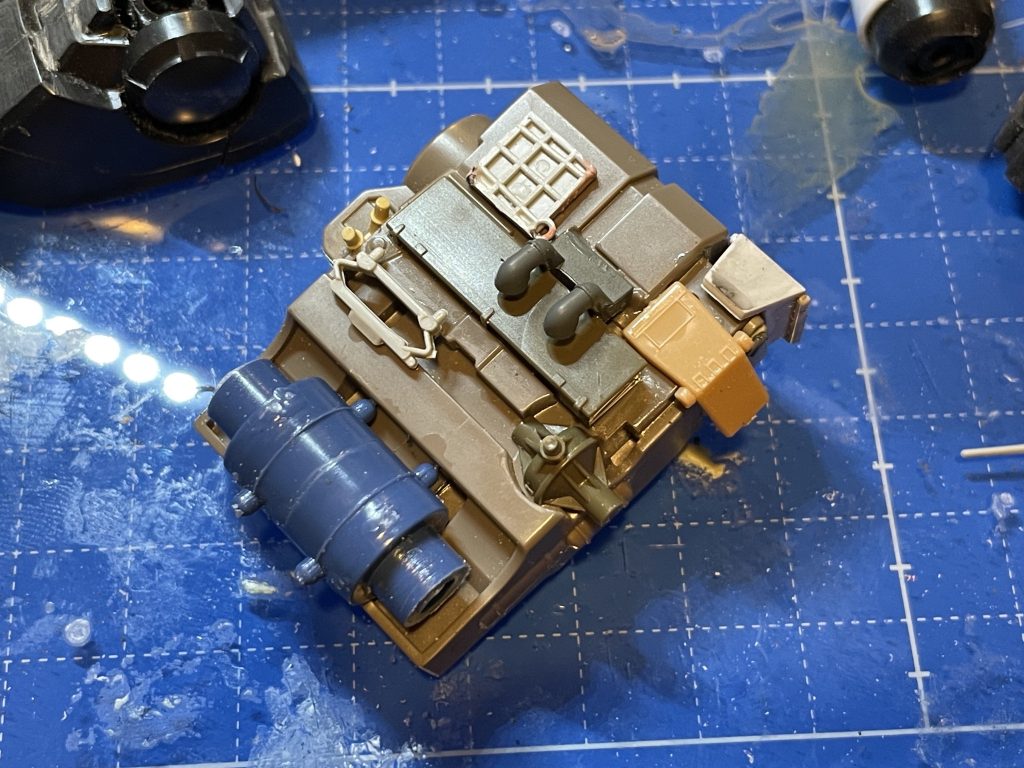 背中のバックパックは,ザクスナイパーカスタムの物に色々適当に部品をくっつけています.