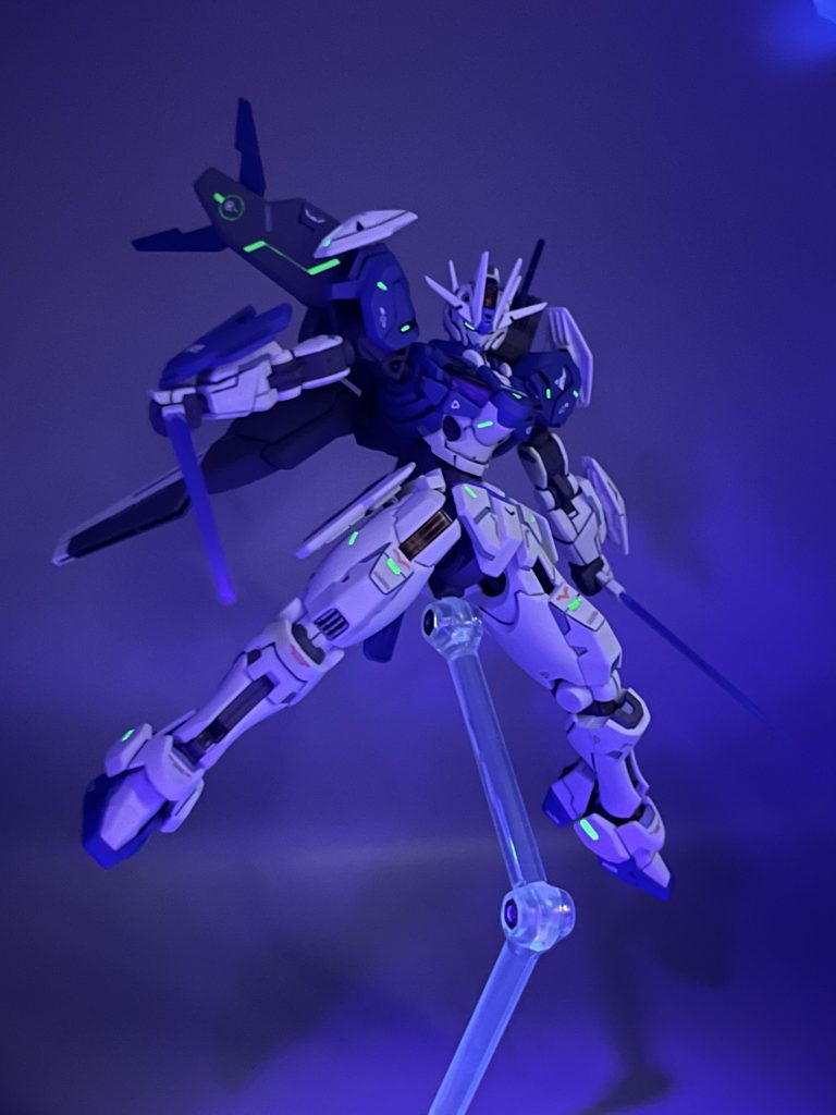 今回も蛍光塗料を使用してるのでブラックライトで光ります。