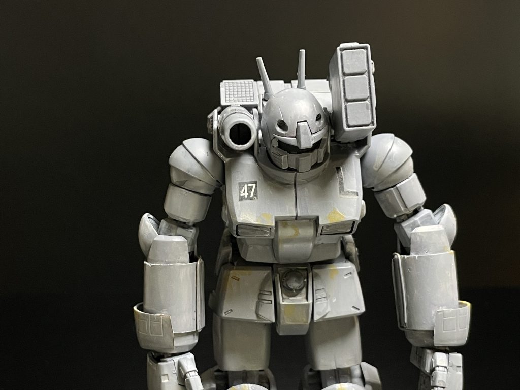 キャノン砲は二つはいらんやろということで右だけ.左肩のはザクのフットミサイルの改造ですが,センサーシステムということにしてます.