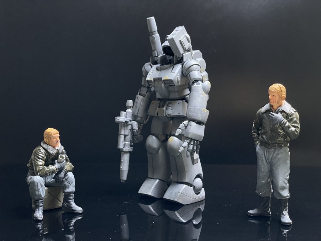 優雅に出撃前のコーヒーを飲む隊員.「曹長,最近どうだ調子は」「最悪ですよ!カミさんが俺のガンプラ全部無断で捨てやがったんですよ!どう思います!?全然家のことをしないからって!」「うむ,お前が悪いな」