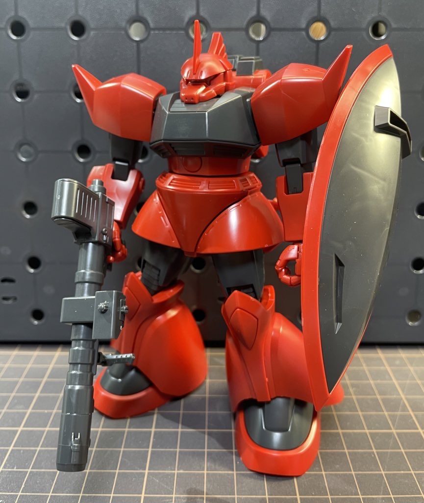 古いゲルググキットに一部追加パーツが付いただけなので、ずんぐりむっくり感が否めませんでした。また平面的なパーツが非常に多いため、コチラにスジボリやプラ板を貼ることで情報量upを目指しました。