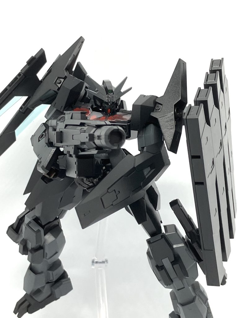 ジョイント関係で機体に懸架できなかったビームディフューズガンを構えた姿をどうぞ。本当は懸架させたかったんですけど、時間が足りなかったので今回は断念しました…