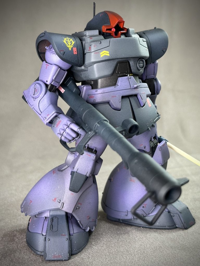 打撃力不足のザクバズーカに代わり360mmジャイアントバズーカが09の主兵装として開発された。この大口径砲の運用を前提とされたため、09の機体は大型・重装甲化され、マニュピレータも06系とは異なるL型が装備された。ジャイアントバズ用にトルクチューンされたマニュピレータは06系には不向きで、06系と09系ふたつのメンテナンスラインの併用で前線での整備は多忙を極めた。