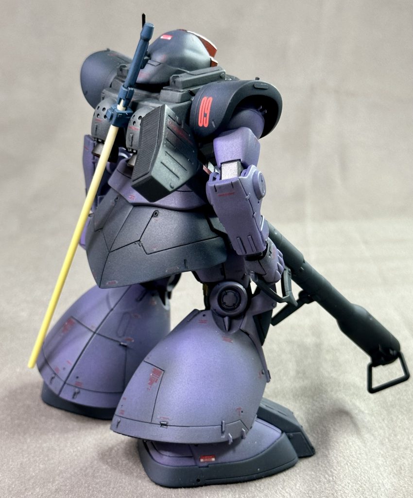 頭部にはロッドアンテナを装備。a2型以降は頭部形状が変更されたことにともない、このアンテナは廃止されている。