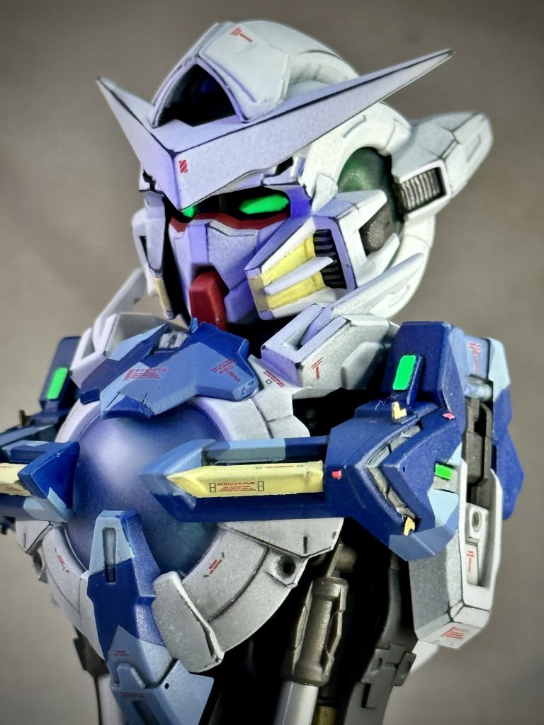 クリアー部品は透け防止のため裏からブラック、表にサフを吹いたのちに本塗装。ブルーの装甲は3色を使ってスプリット迷彩にしてあります。