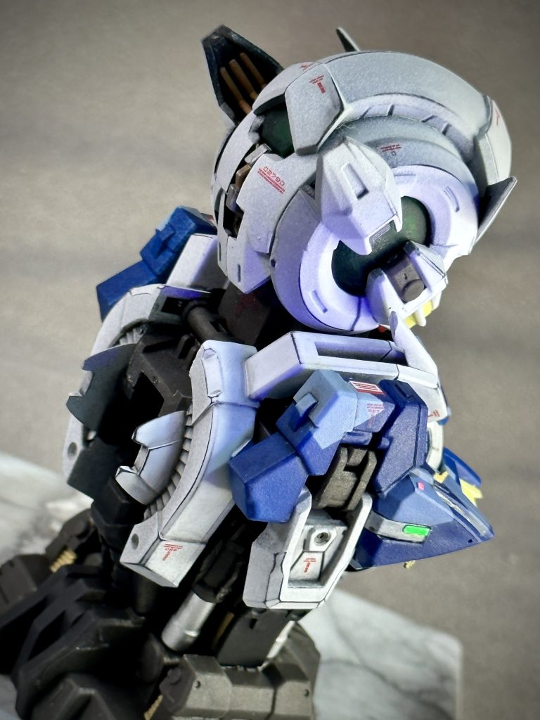 エッジをスポンジヤスリで擦って下地を出して強調。塗装表現と違う、面白い効果が出たと思います。